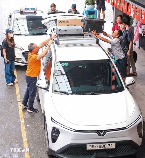 Hành khách xuống xe tại Bến xe Nước Ngầm, tiếp tục bắt xe di chuyển vào trung tâm Hà Nội (ảnh chụp lúc 7h52'). (Ảnh: Hoàng Hiếu/TTXVN)