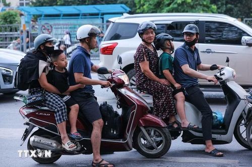 Nhiều gia đình đưa trẻ em quay trở lại Hà Nội, sẵn sàng nhịp sống thường nhật sau kỳ nghỉ lễ. (Ảnh: Hoàng Hiếu/TTXVN)