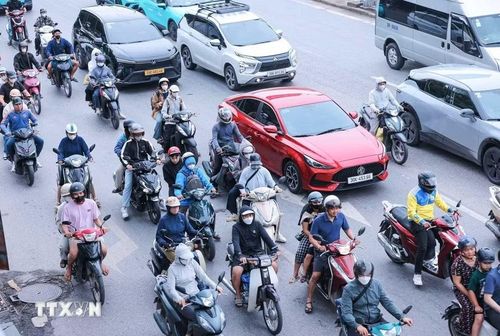 Hơn 7h30', đường Ngọc Hồi đã đông đúc người và phương tiện lưu thông. (Ảnh: Hoàng Hiếu/TTXVN)