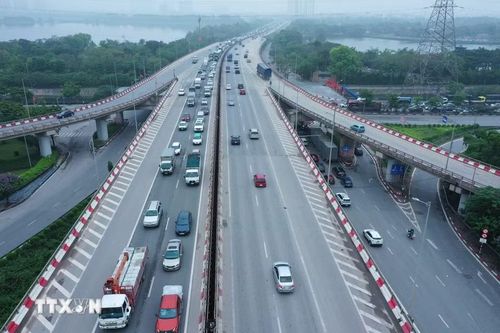 Lượng xe lưu thông ùn ứ ở nút giao thông Pháp Vân-Cầu Giẽ. (Ảnh: Minh Đức/TTXVN)