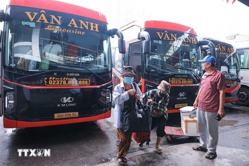 Hành khách từ các tỉnh về đến Bến xe Nước Ngầm (ảnh chụp lúc 7h55'). (Ảnh: Hoàng Hiếu/TTXVN)