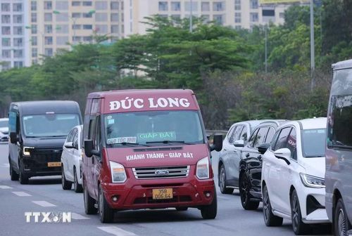 Lượng xe lưu thông trên đường cao tốc Pháp Vân - Cầu Giẽ đoạn đầu Công viên Yên Sở đã đông hơn ngày thường (ảnh chụp 8h15'). (Ảnh: Hoàng Hiếu/TTXVN)