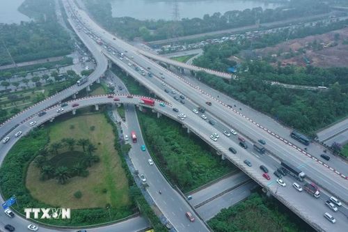 Lượng xe lưu thông ùn ứ ở nút giao thông Pháp Vân-Cầu Giẽ. (Ảnh: Minh Đức/TTXVN)