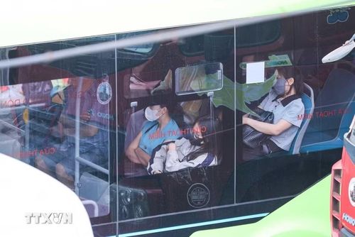 Nhiều hành khách quay trở lại Hà Nội, sẵn sàng quay lại nhịp sống thường nhật. (Ảnh: Hoàng Hiếu/TTXVN)