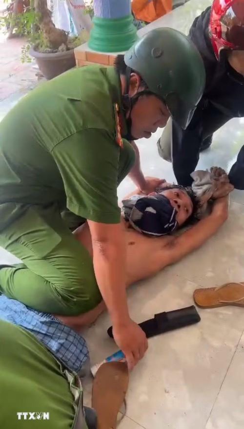 Lực lượng công an khống chế nghi phạm trong vụ sát hại vợ và con 2 tháng tuổi gây rúng động dư luận tại xã Vĩnh Công, Tây Ninh. (Ảnh: TTXVN phát)