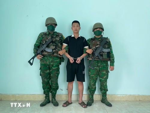 Đối tượng Nguyễn Tấn Tài, quê quán tỉnh Quảng Ngãi, bị truy nã về tội “Mua bán trái phép chất ma túy” bị bắt giữ tại Đồn Biên phòng Cửa khẩu quốc tế Mộc Bài. (Ảnh: TTXVN phát)
