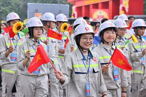 Công nhân lao động diễu hành chào mừng kỷ niệm 140 năm Ngày Quốc tế lao động. Ảnh: Minh Đức/TTXVN