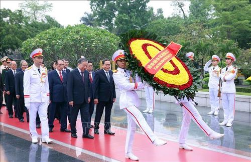 Đoàn đại biểu Lãnh đạo, nguyên lãnh đạo Đảng, Nhà nước do Tổng Bí thư, Chủ tịch nước Tô Lâm dẫn đầu đến đặt vòng hoa tại Đài tưởng niệm các Anh hùng liệt sĩ. Ảnh: Phạm Kiên/TTXVN