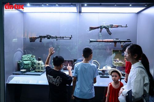 Khu trưng bày vũ khí thu hút sự chú ý của nhiều em nhỏ và du khách.