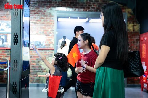 Trẻ em hào hứng tìm hiểu thông tin qua màn hình tương tác, trải nghiệm lịch sử theo cách sinh động.