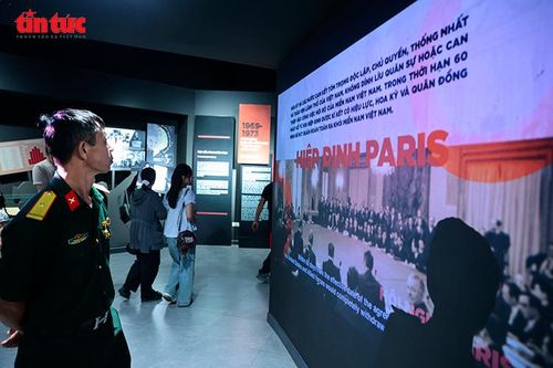 Không gian trưng bày về Hiệp định Paris với các tư liệu, hình ảnh lịch sử quan trọng.