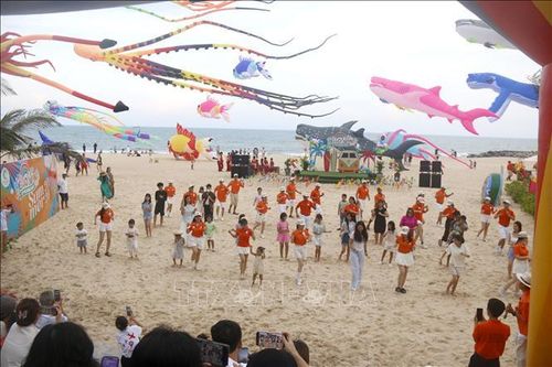 Tiết mục hát múa chào hè 2026 khai mạc Lễ hội thả diều - Hello Sunny tại khu vực biển Mũi Né, Lâm Đồng. Ảnh: Nguyễn Thanh/TTXVN