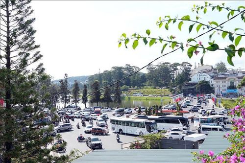 Bùng binh Đài phun nước trung tâm Đà Lạt nhộn nhịp các phương tiện giao thông đưa du khách tới Lâm Đồng. Ảnh Chu Quốc Hùng/TTXVN