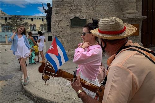 Khách du lịch tham quan khu phố cổ ở thủ đô La Habana, Cuba. Ảnh tư liệu: AFP/TTXVN