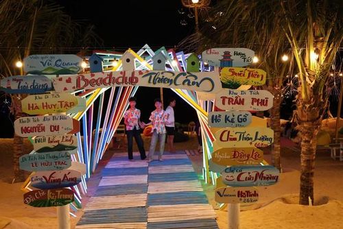 Ngay từ lối vào Beach Club Thiên Cầm là không gian check in đậm màu sắc bãi biển nhiệt đới, với hàng dừa xanh, các biển tên quảng bá du lịch Hà Tĩnh.