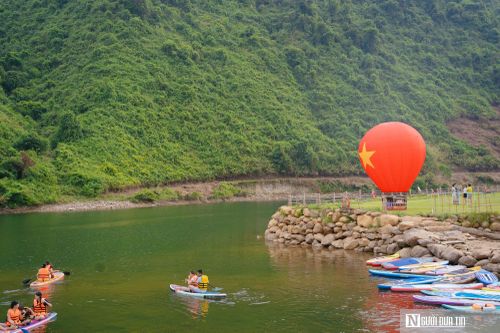 Du khách hào hứng trải nghiệm chèo sup tại Làng Lá, tận hưởng không gian sông nước yên bình và gần gũi thiên nhiên.
