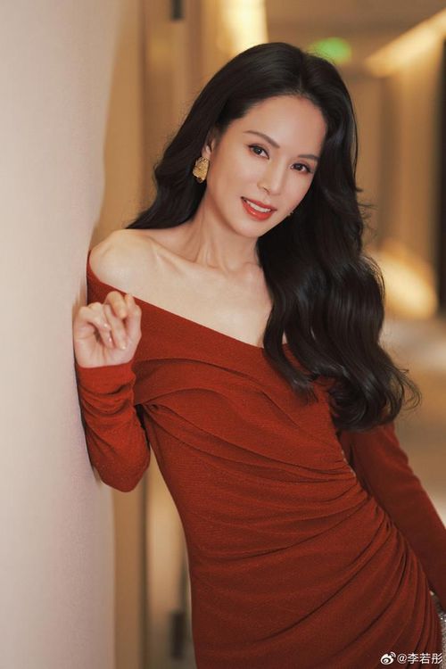 Lý Nhược Đồng nỗ lực tập luyện, ăn uống khoa học để duy trì vẻ bề ngoài trẻ trung. Ảnh: Weibo