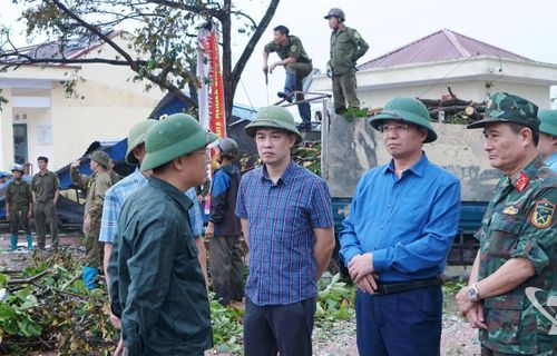 Phó Chủ tịch UBND tỉnh Nông Quang Nhất (thứ hai từ bên phải) kiểm tra công tác khắc phục hậu quả thiên tai tại xã Phú Lạc, sáng 3-5. Ảnh: Ngọc Trường