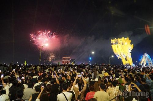 Người dân, du khách đổ về khu vực cầu Rồng trong đêm Gala "Tổ quốc bình yên" tối 2/5.