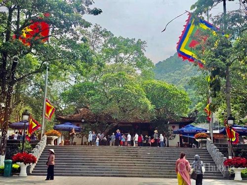Khu vực Đền Thượng, chùa Tây Thiên... thu hút du khách bởi vẻ đẹp trầm mặc, cổ kính. 