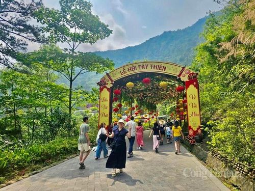 Du khách hào hứng chụp ảnh tại khu di tích danh thắng Tây Thiên. 