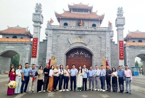 Khu trung tâm lễ hội Đền Hùng vẫn đông đúc du khách ngày 3/5. 