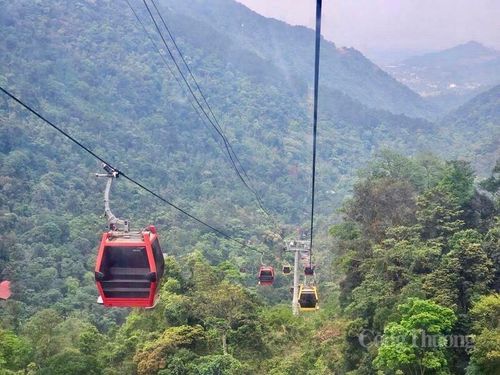 Du khách tham quan khu danh thắng Tây Thiên bằng hệ thống cáp treo. 