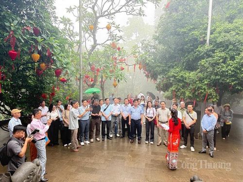 Nhiều đoàn du khách hào hứng nghe giới thiệu về Khu di tích lịch sử Đền Hùng. 