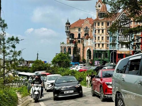 Du khách ùn ùn đổ về khu du lịch Tam Đảo trong dịp nghỉ lễ 30/4 - 1/5. 