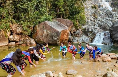Sự hòa quyện giữa rừng, đá và nước tạo nên vẻ đẹp đặc trưng của thác Ma Hao.