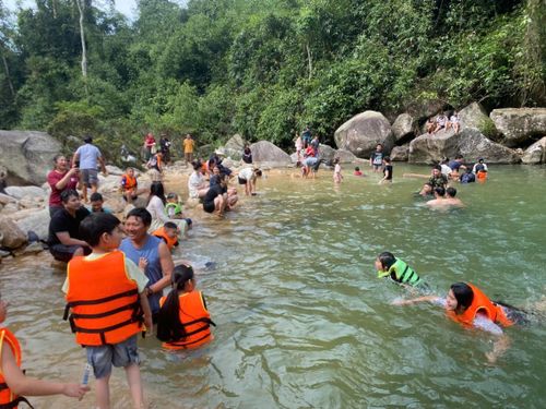 Du khách tìm đến thác Ma Hao dịp nghỉ lễ 30/4 – 1/5 để “trốn nóng” giữa không gian rừng xanh mát lành.
