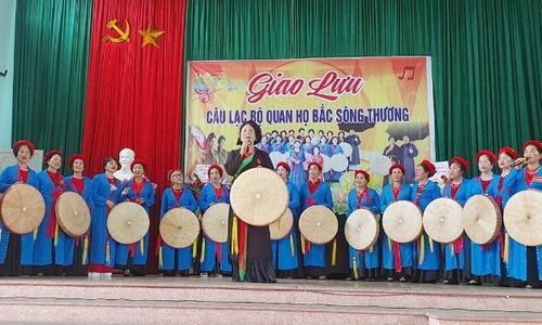 Tiết mục mở màn "Lý cây đa" của câu lạc bộ Quan họ Bắc Sông Thương.