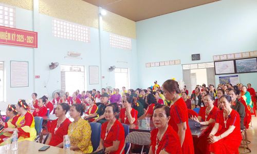 Đông đảo khán giả thưởng thức chương trình giao lưu quan họ.