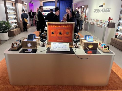 Khách hàng mua sắm tại Audible Story House. Ảnh: Dailyexpress