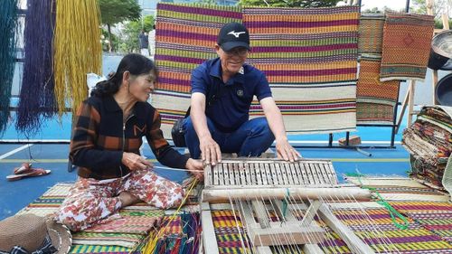 Du khách trải nghiệm các sản phẩm du lịch văn hóa bản địa ở Sơn Trà. 