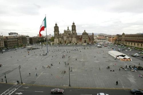 Quảng trường Zocalo và Nhà thờ chính tòa Metropolitan đang bị sụt lún ở Mexico City. Ảnh AP