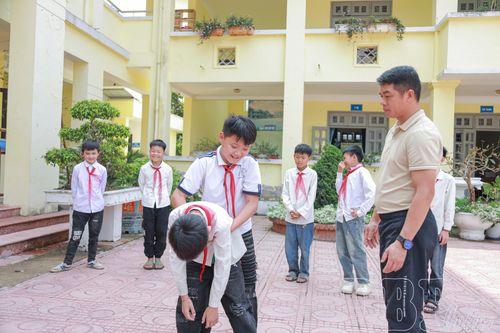 Học sinh Trường Tiểu học Võ Nguyên Giáp được hướng dẫn, thực hành kỹ năng sơ cứu cho người bị đuối nước.