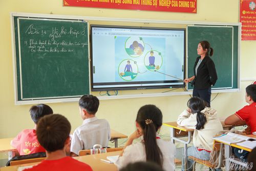 Giáo viên Trường THCS Võ Nguyên Giáp hướng dẫn học sinh các bước hô hấp nhân tạo sơ cứu người đuối nước .
