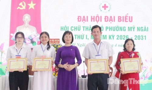Cô Lê Thị Ngọc Minh (thứ 2 từ trái sang) nhận Giấy khen của Chủ tịch UBND phường Mỹ Ngãi đã có thành tích tiêu biểu về công tác Hội và phong trào Chữ thập đỏ.