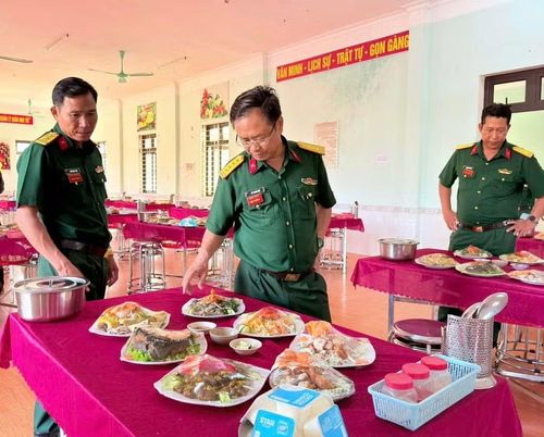 Chỉ huy Trung đoàn 977 kiểm tra bữa ăn của bộ đội trong dịp lễ 30-4 và 1-5. Ảnh: H.P