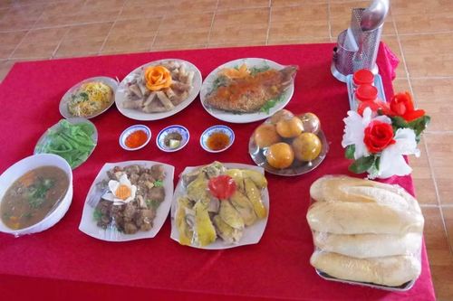 Mâm cơm ngày lễ của bộ đội được chuẩn bị chu đáo với nhiều món ăn phong phú, bảo đảm dinh dưỡng. Ảnh: H.P