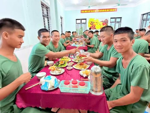 Các chiến sĩ ở Trung đoàn 977 quây quần bên mâm cơm ngày lễ với thực đơn phong phú, bảo đảm dinh dưỡng, tạo không khí ấm cúng, vui tươi trong đơn vị. Ảnh: H.P