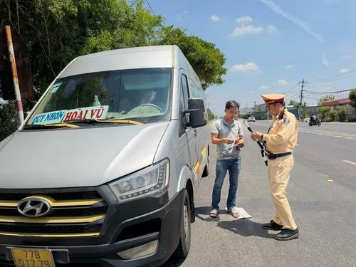  Trạm Cảnh sát giao thông Tuy Phước tăng cường kiểm soát hoạt động xe khách trên quốc lộ 1. Ảnh: Nguyễn Chơn 