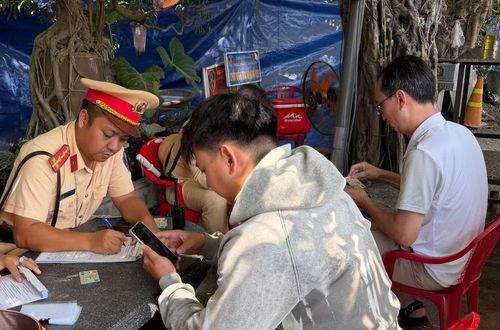  Hàng loạt trường hợp điều khiển xe máy, ô tô con chạy quá tốc độ bị phát hiện, xử lý trên quốc lộ 1 sáng 3-5. Ảnh: Nguyễn Chơn 