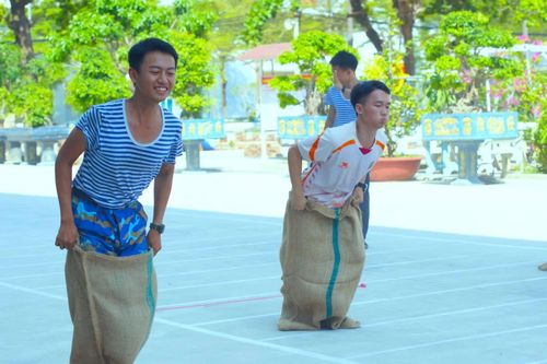 Các học viên sôi nổi thi nhảy bao bố.