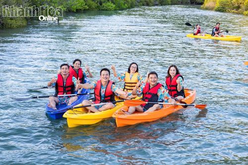 Khách chèo SUP khám phá rừng ngập mặn ở Khu du lịch Đảo Hoa Lan.