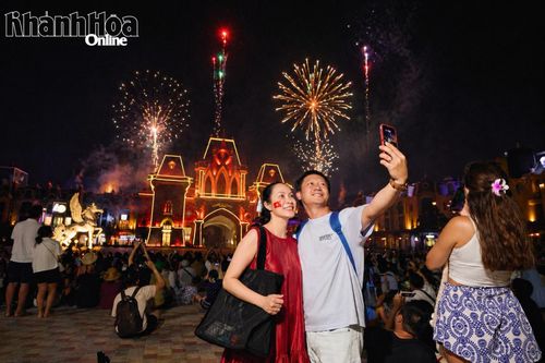 Khách du lịch ghi lại khoảnh khắc pháo hoa lung linh tại vịnh Nha Trang.