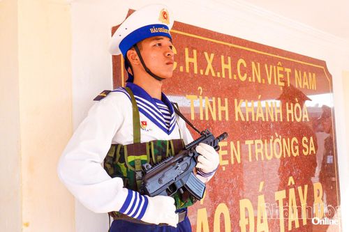 Chiến sĩ đảo Đá Tây B trực gác bên bia chủ quyền.
