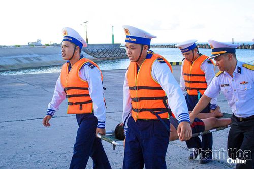 Cán bộ, chiến sĩ đảo Song Tử Tây tiếp nhận, hỗ trợ ngư dân gặp nạn trên biển.