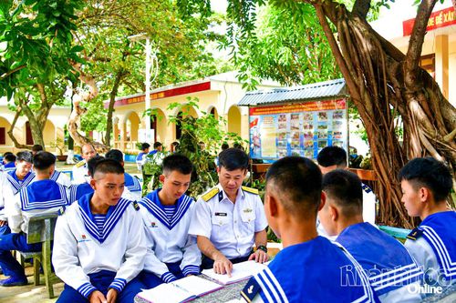Buổi sinh hoạt chính trị tư tưởng của cán bộ, chiến sĩ đảo Sinh Tồn.